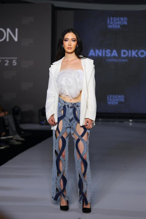 Anisa Diko Yırtmaç Detaylı Jean